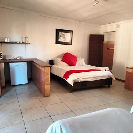 Boskoppie Lion & Tiger Reserve Kroonstad Buitenkant foto